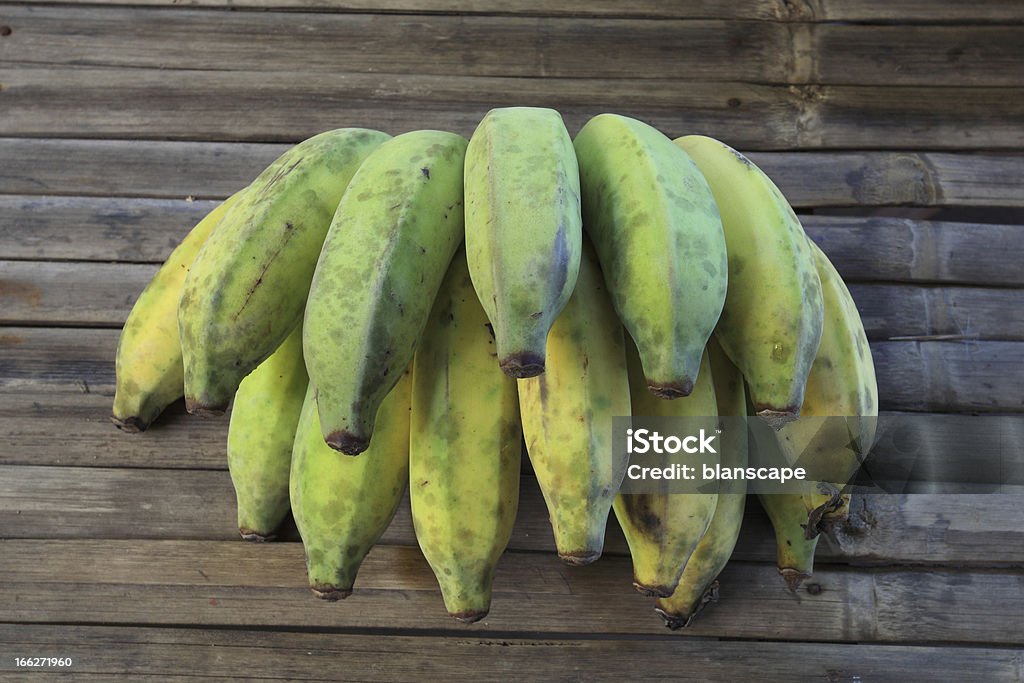 Jovem verde banana na mesa de madeira - Royalty-free Agricultura Foto de stock