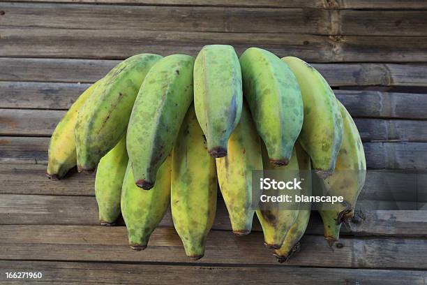 Jovem Verde Banana Na Mesa De Madeira - Fotografias de stock e mais imagens de Agricultura - Agricultura, Alimentação Saudável, Amarelo