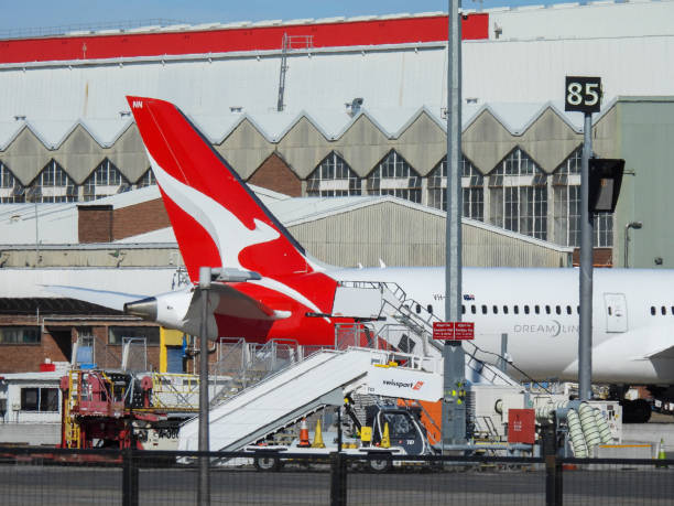 área de mantenimiento de qantas - boeing 787 fence airport security fotografías e imágenes de stock