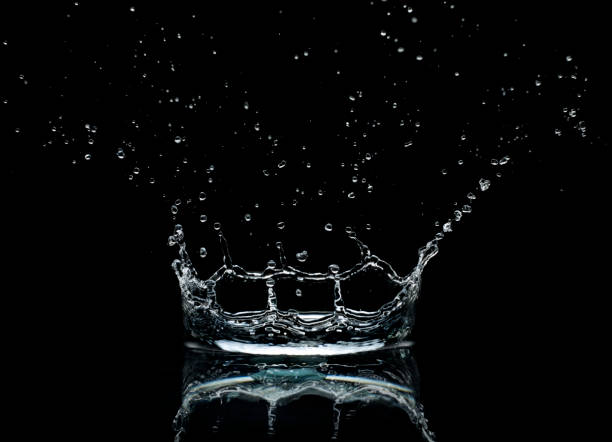 Close up of splashing water droplet  splash crown stock pictures, royalty-free photos & images