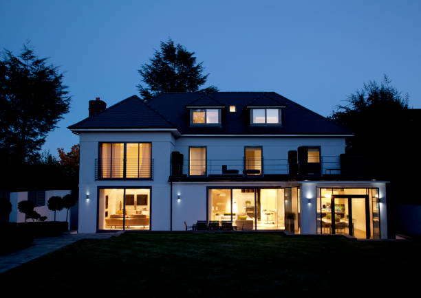 casa moderna illuminato di notte - astro photography foto e immagini stock