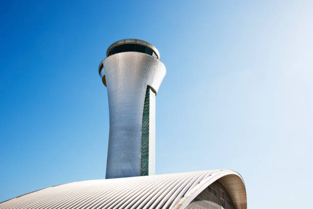 torre de control de tráfico aéreo y cielo azul - air traffic control tower fotografías e imágenes de stock