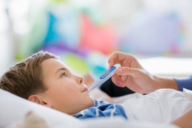 mother taking son's temperature - fever illness bed 20s 뉴스 사진 이미지