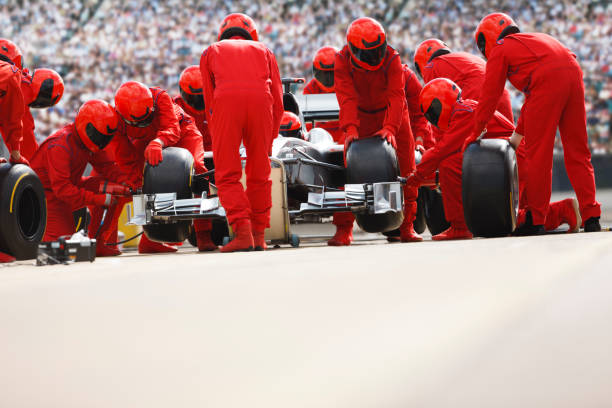 auto da corsa team che lavora al pit stop - motor racing track sports race car motorized sport foto e immagini stock