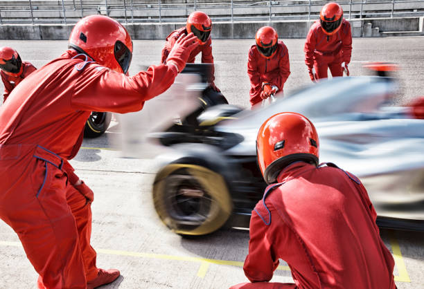 racing team arbeiten im pit stop - sportmannschaft stock-fotos und bilder