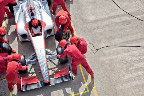 racing team working at pit stop - helmet crash helmet motorized sport auto racing 뉴스 사진 이미지