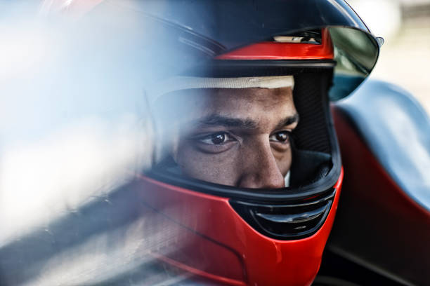 racer sentado en coche - helmet crash helmet motorized sport auto racing fotografías e imágenes de stock