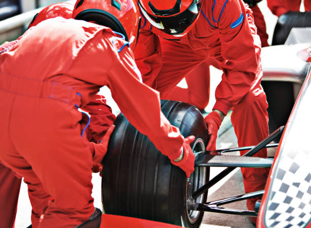 racing equipe trabalhando no pit stop - sports glove protective glove equipment protection - fotografias e filmes do acervo