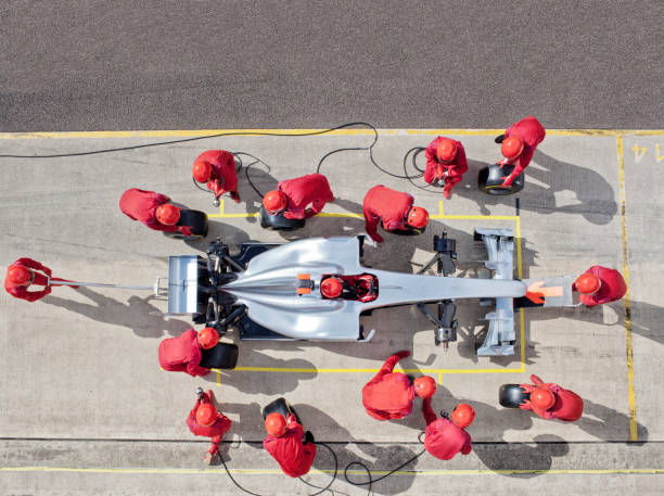 racing team che lavora al pit stop - squadra sportiva foto e immagini stock