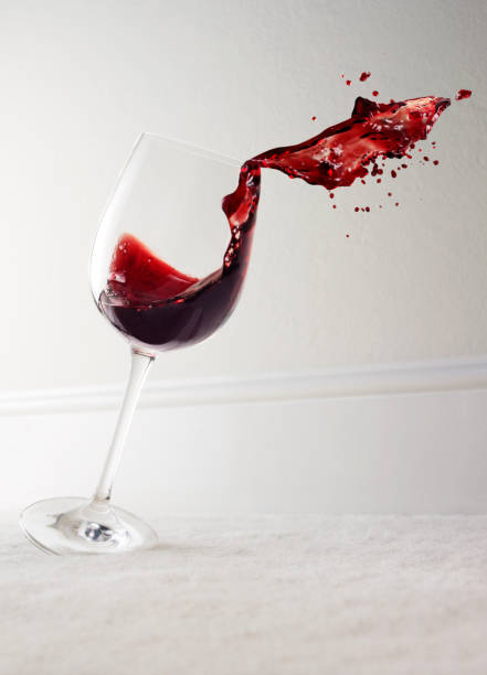 ガラスのレッドワインこぼす - spilling ストックフォトと画像