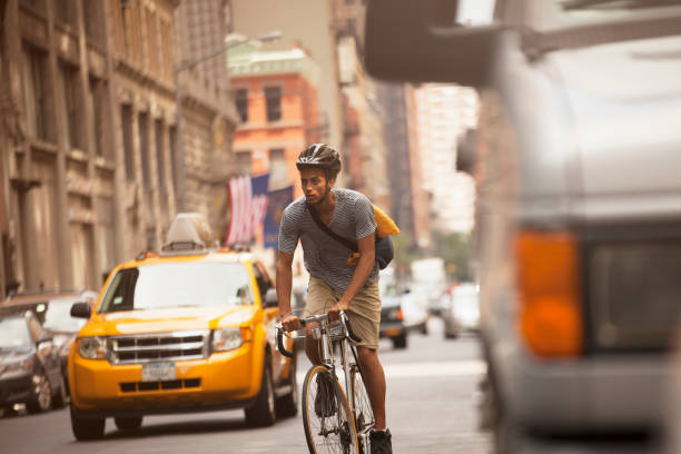 homem, andar de bicicleta na cidade de rua - bicycle messenger imagens e fotografias de stock