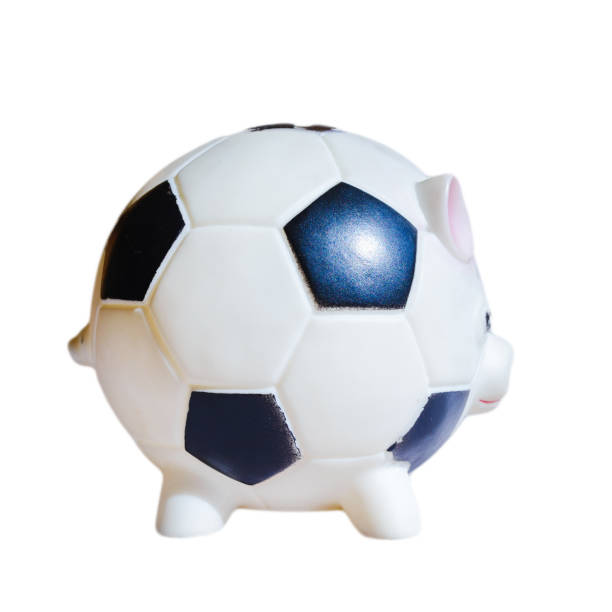 cofrinho isolado no fundo branco. piggy bank é um como futebol ball.saving investir dinheiro para pagamento futuro para o esporte, futebol, futebol, desenvolvimento infantil. conceito de investimento futuro do esporte. - 7292 - fotografias e filmes do acervo