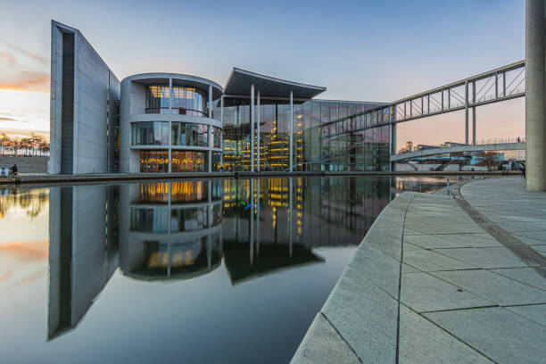 pôr do sol no centro de berlim com o edifício do governo - berlin germany house spree river urban scene - fotografias e filmes do acervo