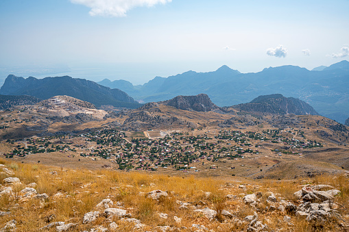 The scenic view of Feslikan Plateau and Alaben Mountain, which looks as if it has its back, consists of spread neighborhoods and looks like it is nestled inside a pit when viewed from the sky.