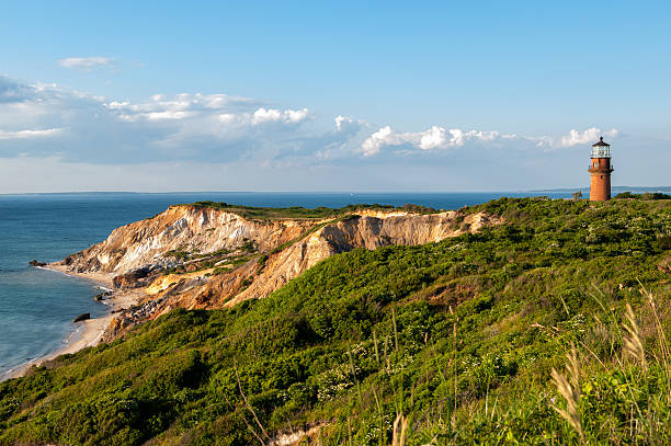 gay head cliff luz y aquinnah en martha's vineyard - direction sea lighthouse landscape fotografías e imágenes de stock