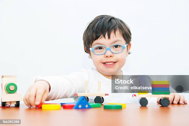 Niño Jugando Con Síndrome De Down Foto de stock y más banco de imágenes de Síndrome de Down - Síndrome de Down, Niño, Fondo blanco