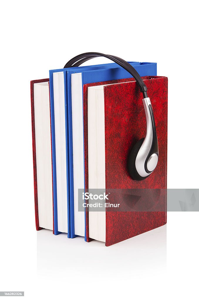 Concetto di audio libri con auricolari su bianco - Foto stock royalty-free di Ascoltare
