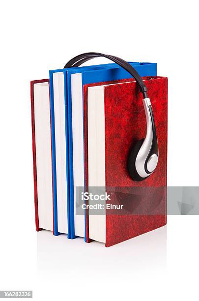 Concetto Di Audio Libri Con Auricolari Su Bianco - Fotografie stock e altre immagini di Ascoltare - Ascoltare, Attrezzatura, Attrezzatura per la musica