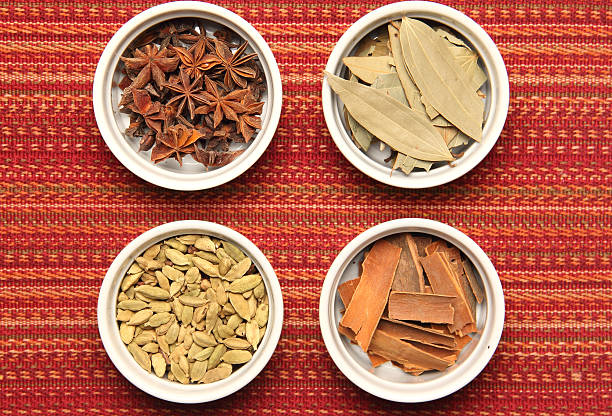 especiarias indianas - cardamom condiment spice asian cuisine imagens e fotografias de stock