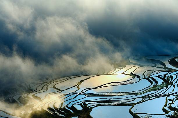 e nuvens de campo com terraço - agriculture artificial yunnan province china imagens e fotografias de stock