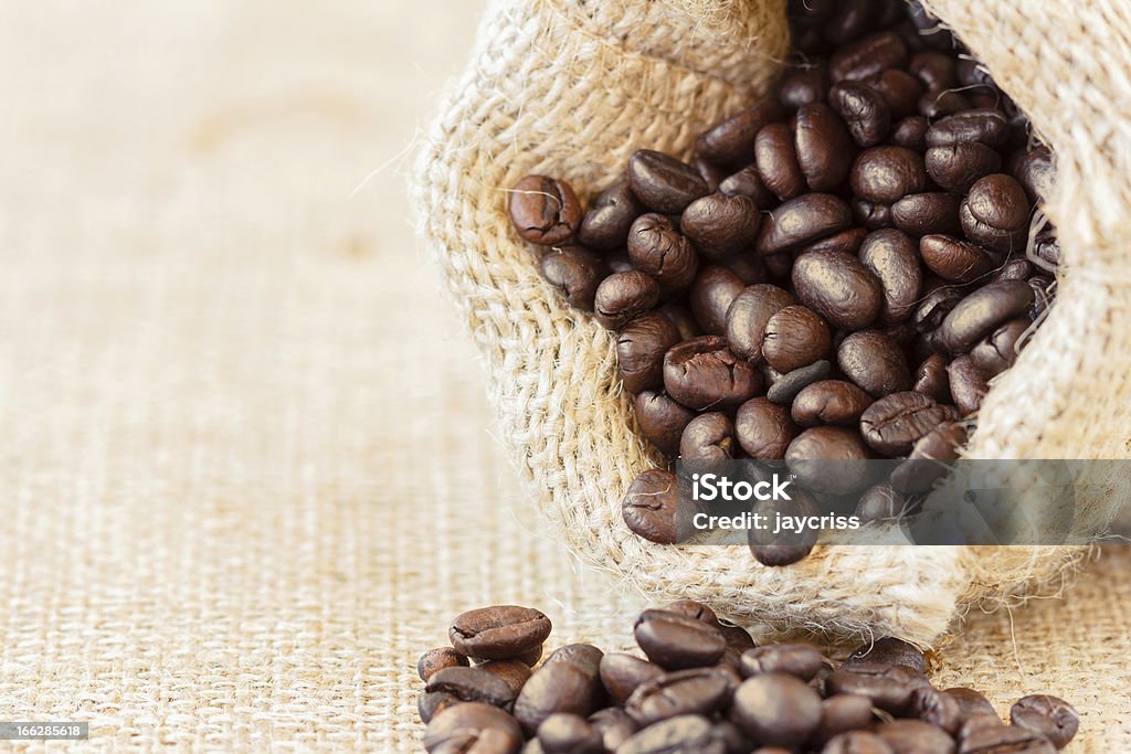 Vista de ángulo bajo de tostado de granos de café en bolsa del yute - Foto de stock de Abundancia libre de derechos
