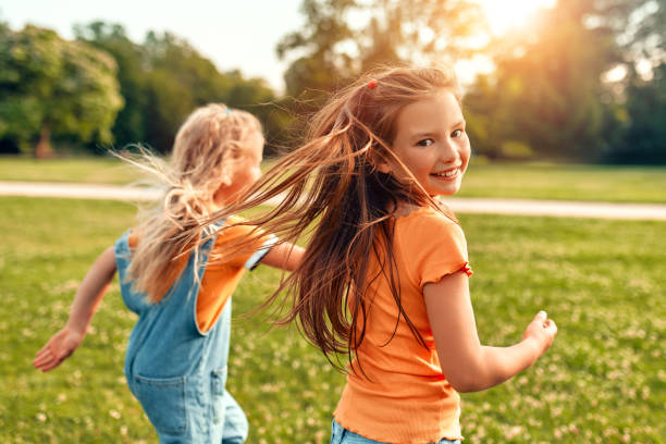 famiglia felice rilassante nel parco - grass summer day sunset foto e immagini stock