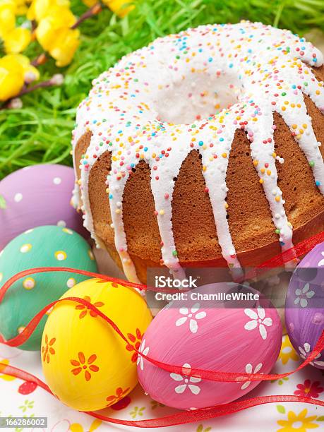 Foto de Bolo De Páscoa E Ovos e mais fotos de stock de Amarelo - Amarelo, Bolo, Bolo de Páscoa