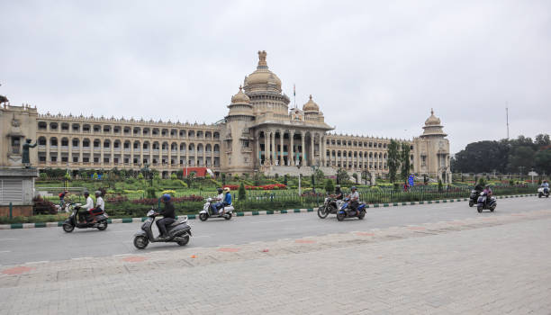 widok na kultowy dom legislacyjny vidhana soudha z ruchem drogowym w ruchliwy poranek w mieście bangalore w karnataka w indiach. - bangalore india parliament building vidhana soudha zdjęcia i obrazy z banku zdjęć