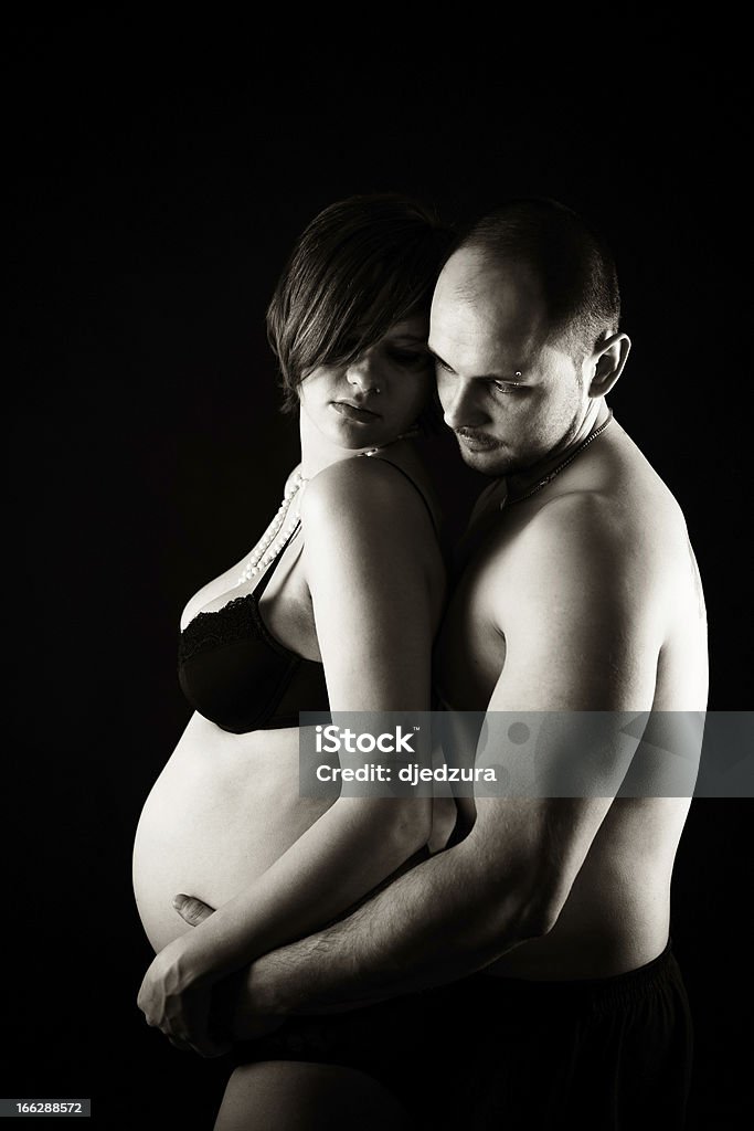 Mujer embarazada con su marido en estudio - Foto de stock de Abdomen libre de derechos