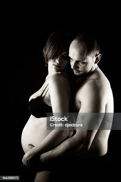 Mujer Embarazada Con Su Marido En Estudio Foto de stock y más banco de imágenes de Abdomen - Abdomen, Abdomen humano, Adulto