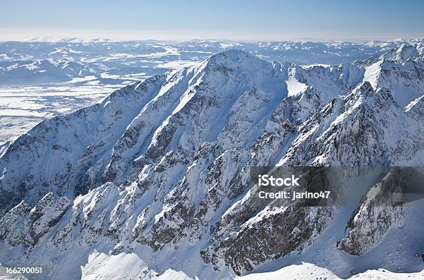 Widok Z Lomnický Stitpeak W Wysokiej Tatras - zdjęcia stockowe i więcej obrazów Aranżować - Aranżować, Bezchmurne niebo, Europa Wschodnia