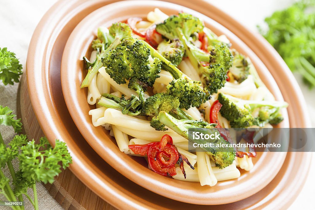 Smaczny Makaron z Pieprz i brokuły. Włoska jedzenie - Zbiór zdjęć royalty-free (Bez ludzi)
