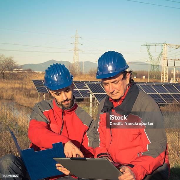 Técnicos Engenheiro A Trabalhar Na Quinta Fotovoltaica - Fotografias de stock e mais imagens de Adulto