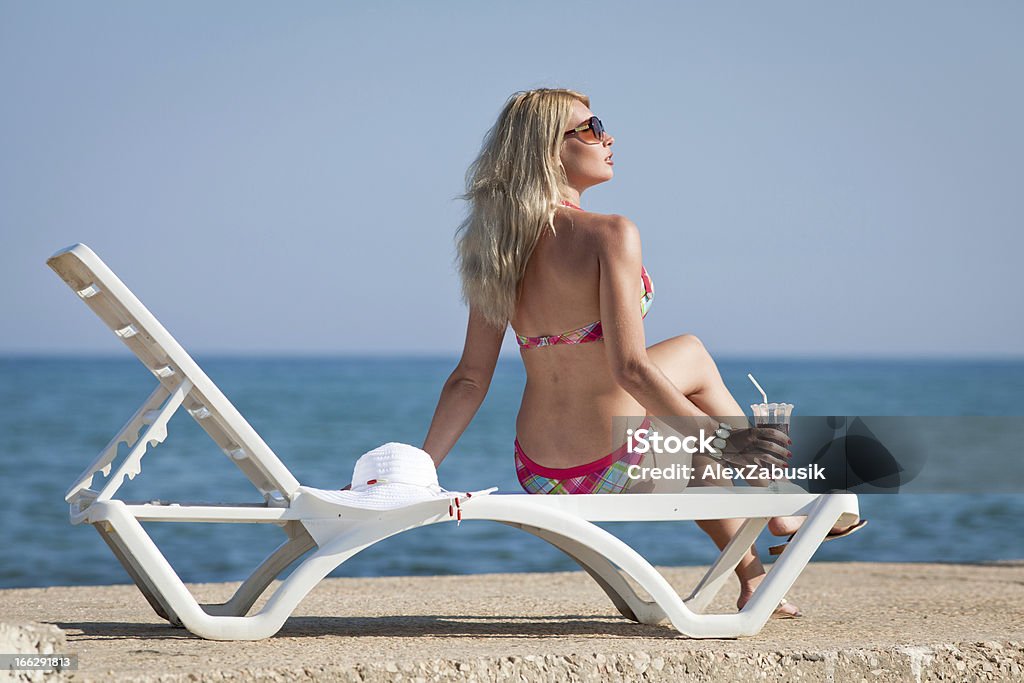 Attraente bionda sulla spiaggia - Foto stock royalty-free di Bikini