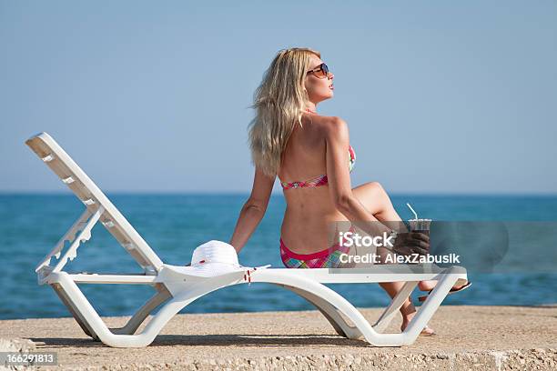 Attraente Bionda Sulla Spiaggia - Fotografie stock e altre immagini di Bikini - Bikini, Capelli biondi, Donna seducente