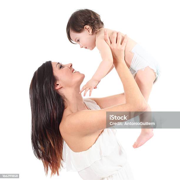 Linda Mãe Aumentar A Sua Filha A Olhar Com Sensibilidade - Fotografias de stock e mais imagens de Bebé