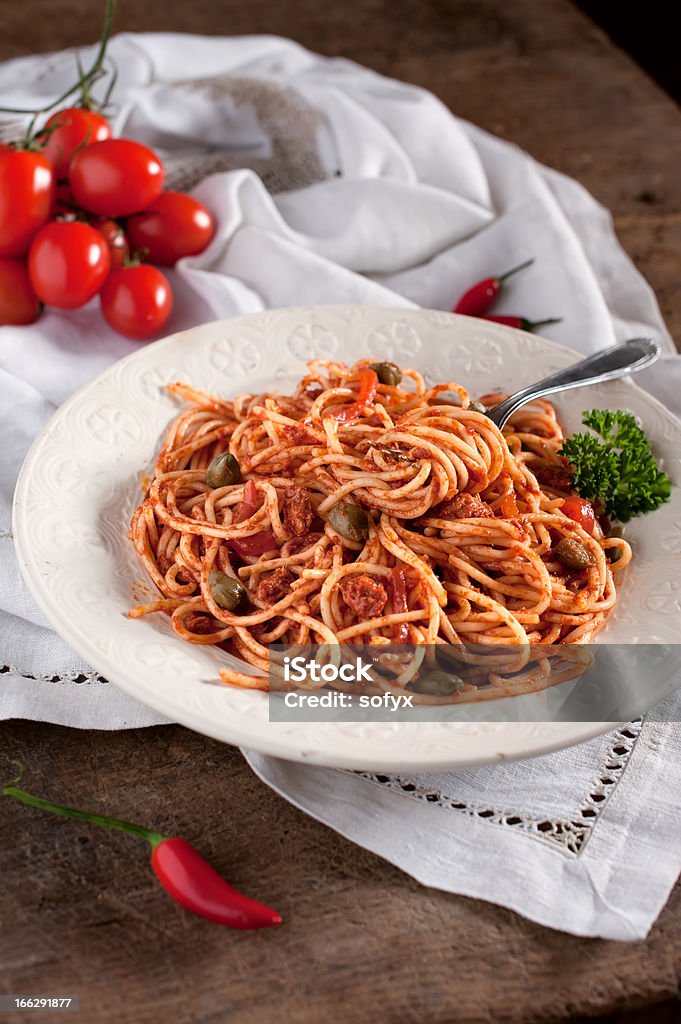 Espaguete com tomate italiano, atum e alcaparras - Foto de stock de Alcaparra royalty-free