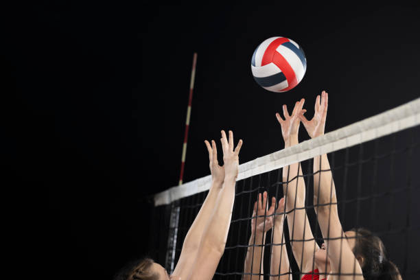 волейболистки играют в волейбол - volleyball volleying block human hand стоковые фото и изображения