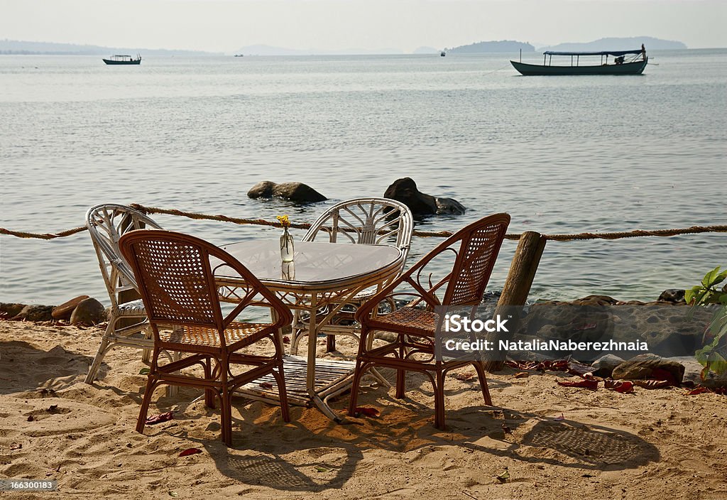 籐製のテーブルと椅子での海岸 - アジア大陸のロイヤリティフリーストックフォト