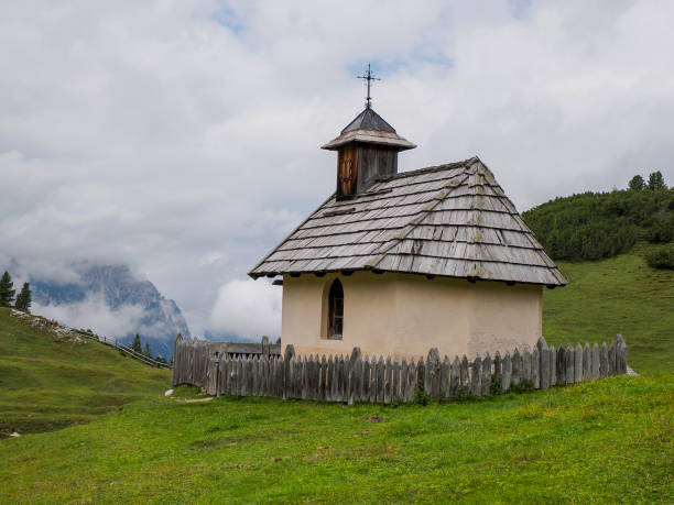 モンテクローチェの小さな教会ドロミテのクロスマウンテンバディアバレーパノラマ風景 - alta badia ストックフォトと画像