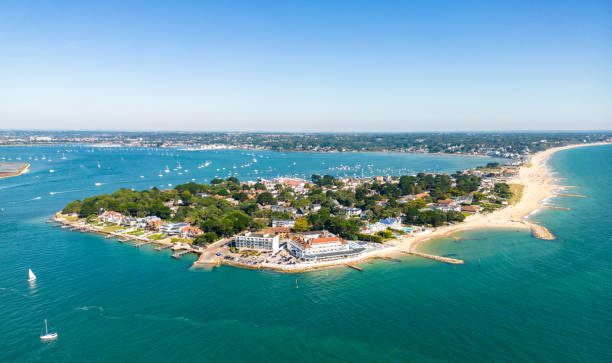 millionaires row à sandbanks dans le dorset - dorset photos et images de collection