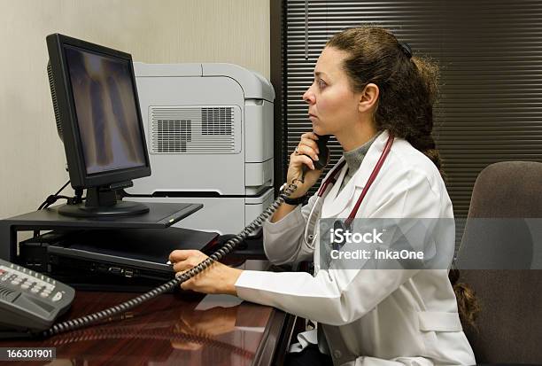 Femmina Medico Esaminando Una Radiografia - Fotografie stock e altre immagini di Pulmonologist - Pulmonologist, Adulto, Ambulatorio medico