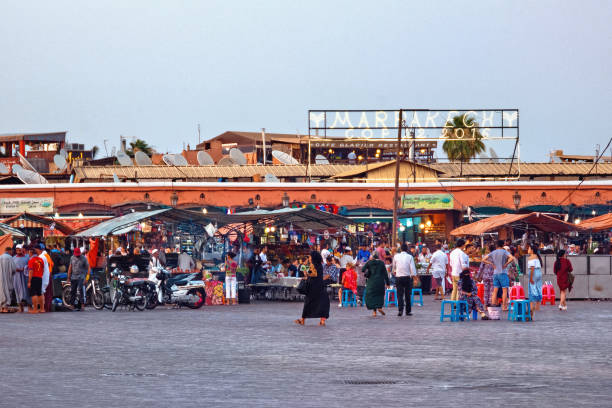 soirée sur la célèbre place jemaa el-fnaa (aussi jemaa el-fna, djema el-fna, ou djemaa el-fnaa). c’est une place et un marché dans la médina, populaire par les touristes. - djemaa el fnaa photos et images de collection