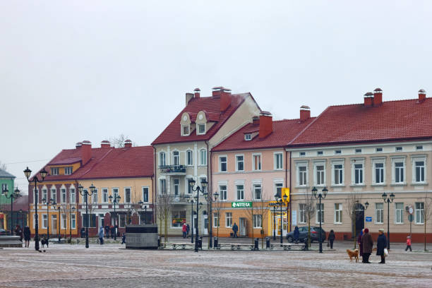 stare niemieckie zabytkowe domy na centralnym placu gvardeysk (tapiau). obwód kaliningradzki. - former famous place east architecture zdjęcia i obrazy z banku zdjęć