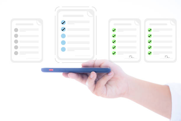 concepto de aprobación aprobación en línea de varios proyectos empresariales empresario sosteniendo un teléfono inteligente que muestra la página del documento aprobado y se aprueba a través de una pantalla virtual - questionnaire quality control checklist exam fotografías e imágenes de stock