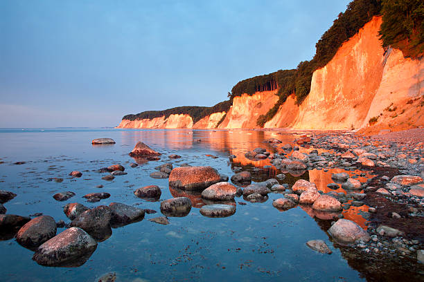 rügen island giz cliffs em quentes, luz do sol nascente - rugen island baltic sea germany white cliffs - fotografias e filmes do acervo