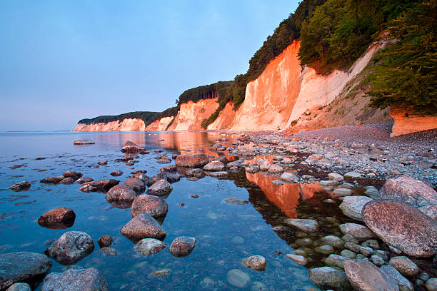 île de rügen falaises de craie de la chaude lumière du soleil levant - rugen island photos et images de collection