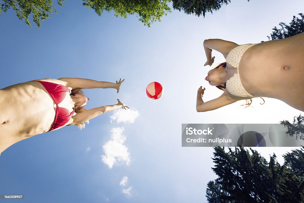 Zwei Mädchen spielen mit einem beach-ball - Lizenzfrei Aufnahme von unten Stock-Foto