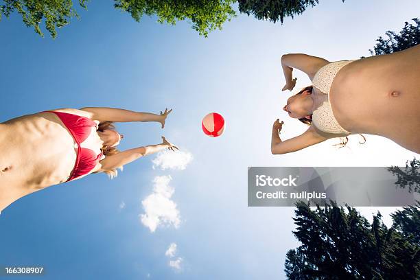Zwei Mädchen Spielen Mit Einem Beachball Stockfoto und mehr Bilder von Aufnahme von unten - Aufnahme von unten, Bildkomposition und Technik, Bled