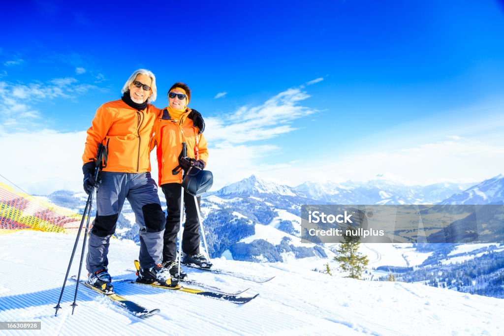 Pareja senior de esquí - Foto de stock de 60-69 años libre de derechos